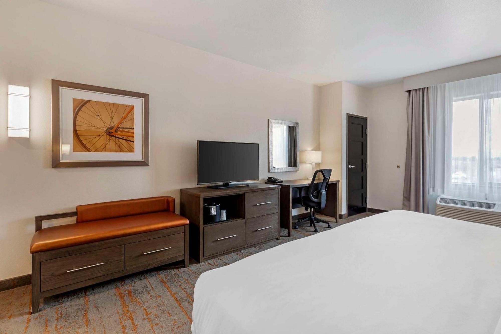 Comfort Inn & Suites Brighton Denver Ne Medical Center Extérieur photo